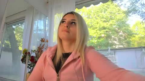 ella_vee online show from May 4, 2026, 5:03 am