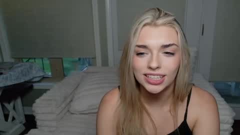 Snapshot of ellalowe chatting on May 20, 2026, 11:55 pm ellalowe online show from May 20, 2026, 11:55 pm