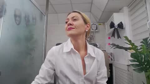 Snapshot of ellamilf chatting on October 24, 2025, 2:35 pm online show from October 24, 2025, 2:35 pm