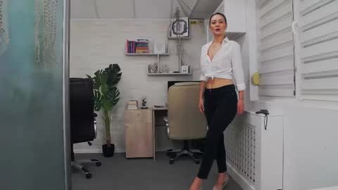 Snapshot of ellamilf chatting on November 28, 2025, 2:09 pm online show from November 28, 2025, 2:09 pm