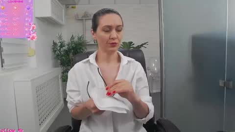 Snapshot of ellamilf chatting on May 24, 2026, 2:44 pm online show from May 24, 2026, 2:44 pm