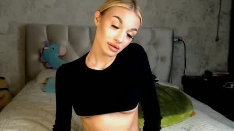 ellamilla online show from March 26, 2026, 3:39 pm