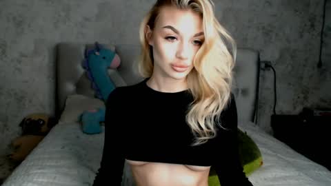 ellamilla online show from April 16, 2026, 1:56 pm