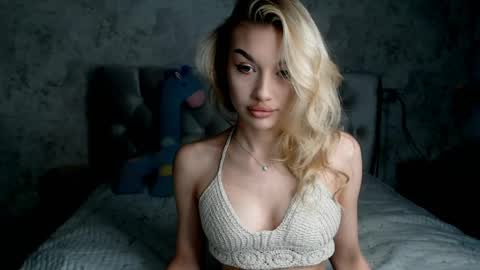 ellamilla online show from April 27, 2026, 2:15 pm