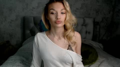 Snapshot of ellamilla chatting on June 5, 2026, 2:34 pm ellamilla online show from June 5, 2026, 2:34 pm