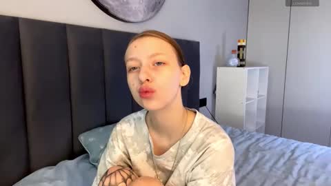 Snapshot of ellie_hollow chatting on September 30, 2025, 7:02 am Ellie online show from September 30, 2025, 7:02 am