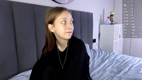 Snapshot of ellie_hollow chatting on October 3, 2025, 7:05 am Ellie online show from October 3, 2025, 7:05 am