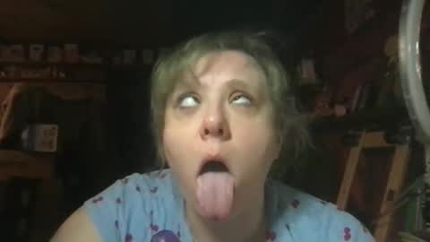 Ellie Louise online show from April 30, 2026, 8:04 pm