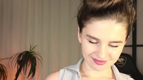 Snapshot of elliephant_ chatting on December 30, 2024, 3:24 pm just Emily online show from December 30, 2024, 3:24 pm