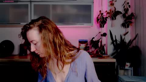 Snapshot of elly_helly chatting on December 16, 2025, 8:25 pm elly_helly online show from December 16, 2025, 8:25 pm