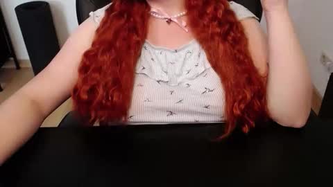 Snapshot of elly_petite chatting on May 19, 2026, 12:55 pm Elly online show from May 19, 2026, 12:55 pm