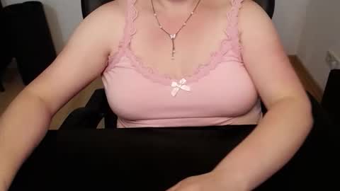 Snapshot of elly_petite chatting on June 2, 2026, 1:13 pm Elly online show from June 2, 2026, 1:13 pm