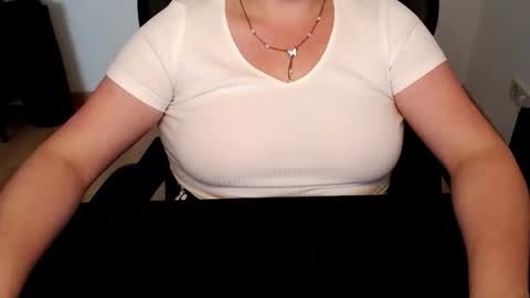 Snapshot of elly_petite chatting on June 4, 2026, 2:23 pm Elly online show from June 4, 2026, 2:23 pm