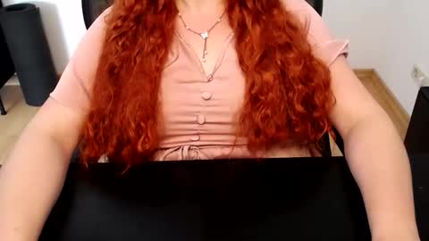 Snapshot of elly_petite chatting on June 5, 2026, 11:05 am Elly online show from June 5, 2026, 11:05 am