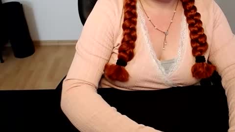 Snapshot of elly_petite chatting on June 10, 2026, 11:42 am Elly online show from June 10, 2026, 11:42 am