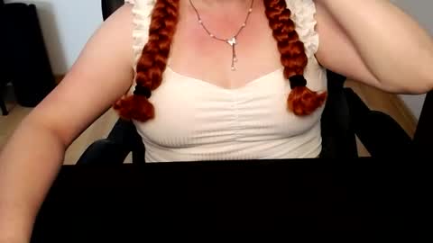Snapshot of elly_petite chatting on June 16, 2026, 11:13 am Elly online show from June 16, 2026, 11:13 am