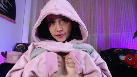Snapshot of elly_uwuw chatting on May 10, 2026, 1:33 am Emy Castro online show from May 10, 2026, 1:33 am