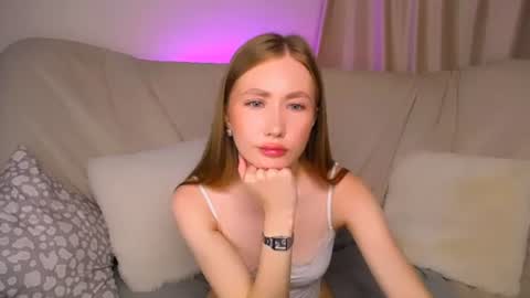  Elly  online show from June 19, 2026, 3:22 am