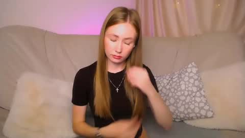  Elly  online show from July 25, 2026, 3:37 am