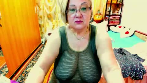ellyhot53 online show from June 18, 2026, 3:05 pm
