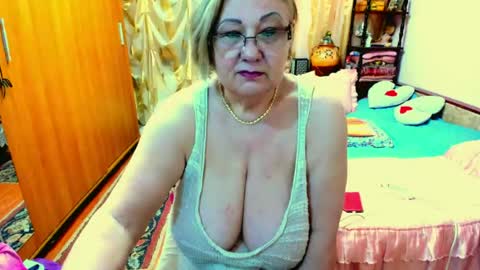 ellyhot53 online show from June 21, 2026, 3:58 pm