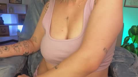 Snapshot of eloisee_ chatting on December 2, 2025, 4:40 am Eloise . online show from December 2, 2025, 4:40 am