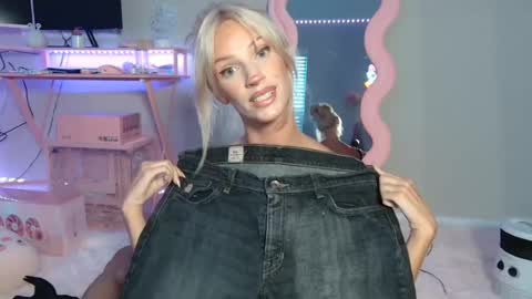 Snapshot of elsa_may chatting on June 12, 2026, 12:31 am elsa_may online show from June 12, 2026, 12:31 am