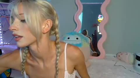 Snapshot of elsa_may chatting on June 16, 2026, 12:13 am elsa_may online show from June 16, 2026, 12:13 am
