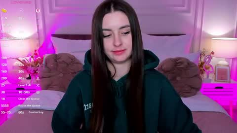 Snapshot of elsajoness chatting on June 3, 2026, 2:33 pm Elsa online show from June 3, 2026, 2:33 pm