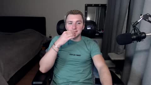 Snapshot of elvin_vaenight chatting on October 22, 2025, 2:01 am Elvin Vaenight online show from October 22, 2025, 2:01 am