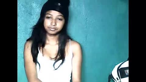 elynah195043 online show from May 20, 2026, 6:19 am