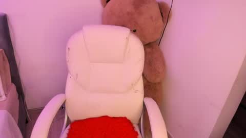 Snapshot of elyross_ chatting on June 16, 2026, 9:50 pm Ross online show from June 16, 2026, 9:50 pm