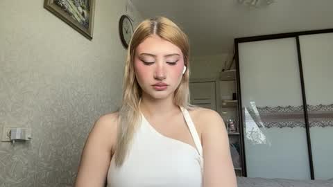 Snapshot of elysesengun chatting on June 1, 2026, 2:46 am Viktorie online show from June 1, 2026, 2:46 am