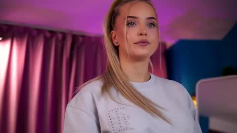 Elyssa online show from June 7, 2026, 6:33 pm