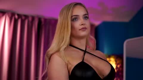 Elyssa online show from June 14, 2026, 6:54 pm