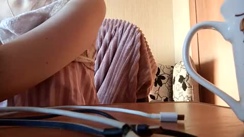 Snapshot of elza_com chatting on December 1, 2025, 5:45 am Elza Kom online show from December 1, 2025, 5:45 am