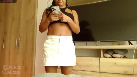 Snapshot of em_rotic chatting on September 18, 2025, 5:15 pm Emilia online show from September 18, 2025, 5:15 pm