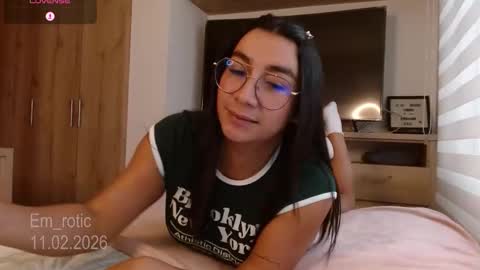 Snapshot of em_rotic chatting on February 12, 2026, 9:21 pm Emilia online show from February 12, 2026, 9:21 pm