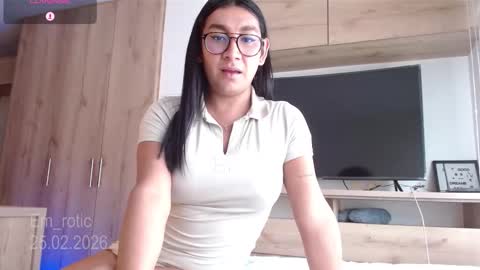 Snapshot of em_rotic chatting on February 25, 2026, 6:39 pm Emilia online show from February 25, 2026, 6:39 pm