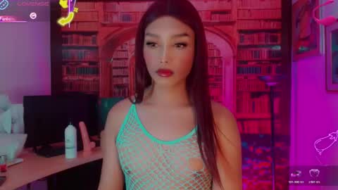Snapshot of emeli_roushot chatting on June 1, 2026, 11:23 am Emeli online show from June 1, 2026, 11:23 am