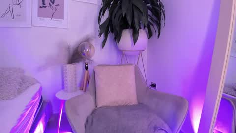 Emely online show from March 9, 2025, 12:20 pm