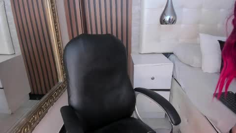 Emely online show from April 27, 2026, 8:18 pm