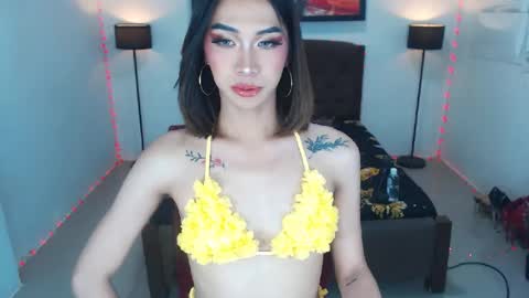 Snapshot of emerladmore chatting on July 22, 2026, 5:49 pm emerladmore online show from July 22, 2026, 5:49 pm