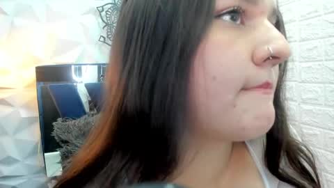 Snapshot of emili_rey chatting on May 12, 2026, 3:25 am EMILI online show from May 12, 2026, 3:25 am