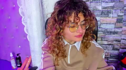 Snapshot of emili_rouse_ chatting on October 15, 2025, 3:01 pm Emy online show from October 15, 2025, 3:01 pm