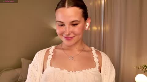 Snapshot of emilia_dream chatting on June 23, 2026, 6:17 pm emilia_dream online show from June 23, 2026, 6:17 pm
