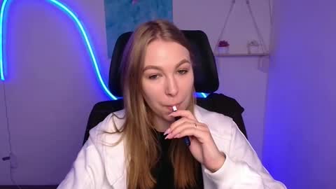 Emilia online show from November 12, 2025, 6:36 am