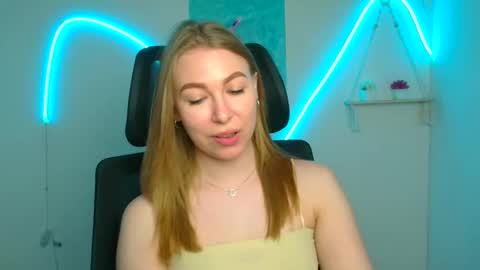 Snapshot of emilia_ilia chatting on May 7, 2026, 5:35 am Emilia online show from May 7, 2026, 5:35 am