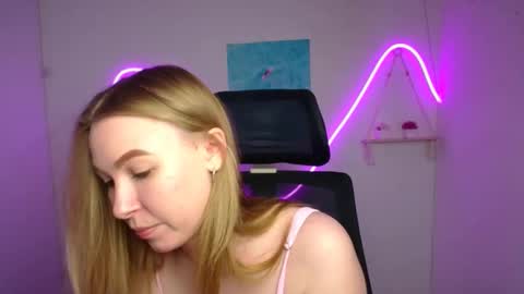 Snapshot of emilia_ilia chatting on May 8, 2026, 5:46 am Emilia online show from May 8, 2026, 5:46 am
