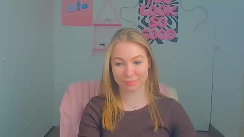Snapshot of emilia_ilia chatting on May 12, 2026, 5:37 am Emilia online show from May 12, 2026, 5:37 am